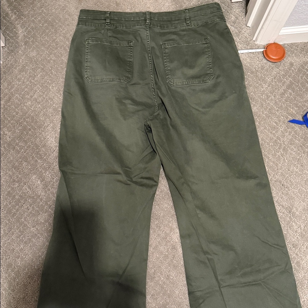FRAME
Frame Double Waistband Wide Leg
Jeans in Washed Surplus - Picture 12 of 12